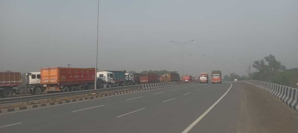 यूपी में जांच से बिहार सीमा में लगा बालू लदे ट्रकों का पांच किमी तक लंबा जाम