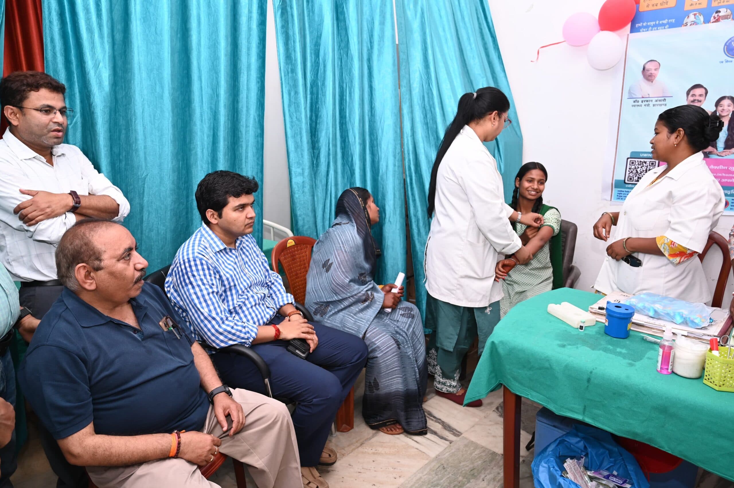 बच्चियों को लगाई गयी एचपीवी वैक्सीन, दिया गया प्रमाण-पत्र