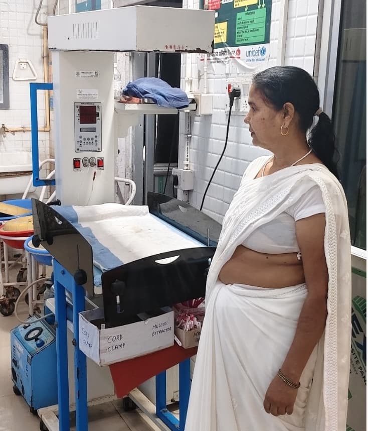 प्रसव कक्ष में बेबी वार्मर मशीन की सुविधा से नवजात शिशु सुरक्षा हुई सुदृढ़