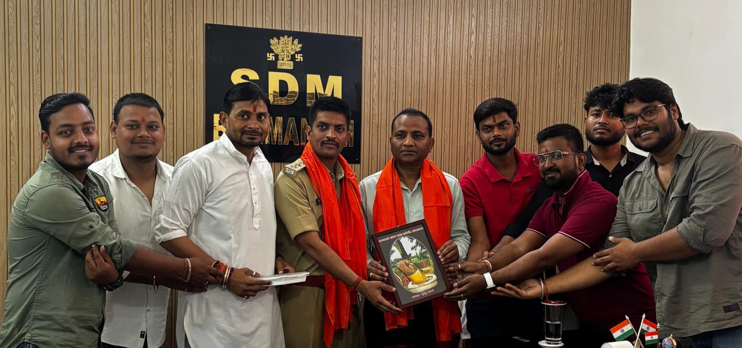 रामनवमी शोभायात्रा समिति ने एसडीओ व एसडीपीओ को दिया मोमेंटो