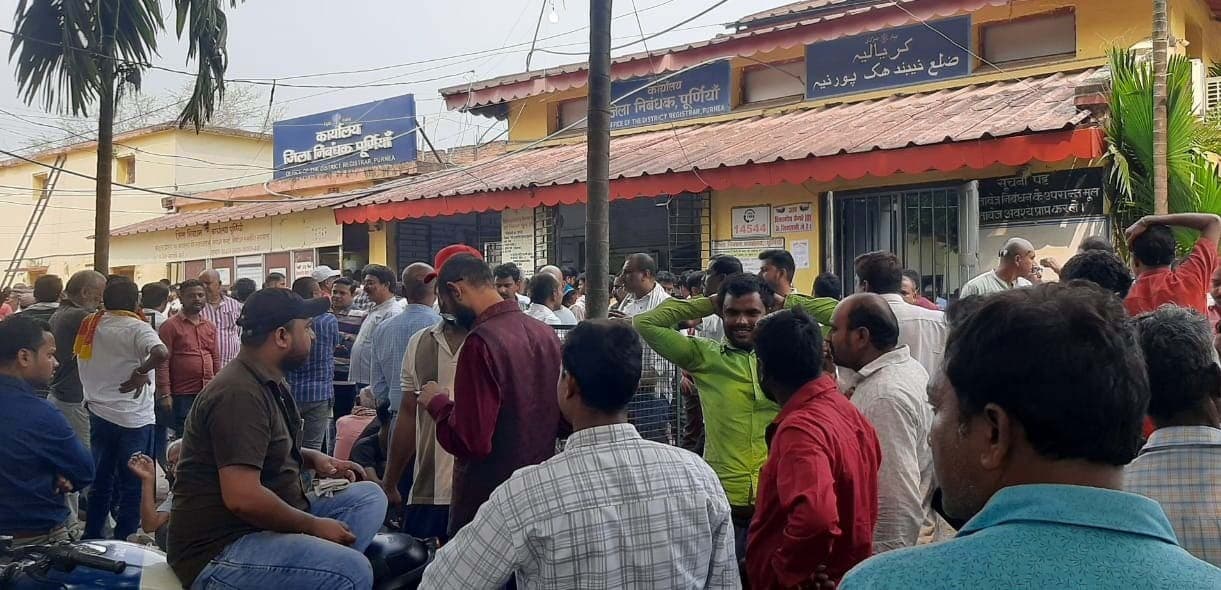 जमीन निबंधन शुल्क में बढ़ोतरी को लेकर आखिरी दिन निबंधन कार्यालय में उमड़ी भीड़