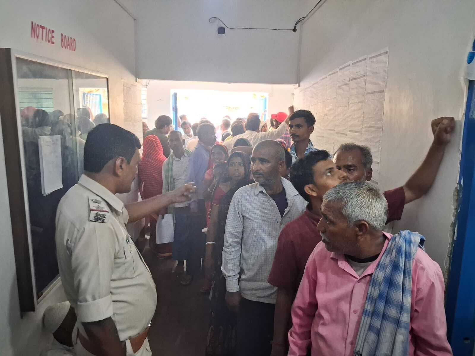 होल्डिंग टैक्स की अंतिम तारीख पर उमड़ी भीड़, देर रात तक चला वसूली अभियान