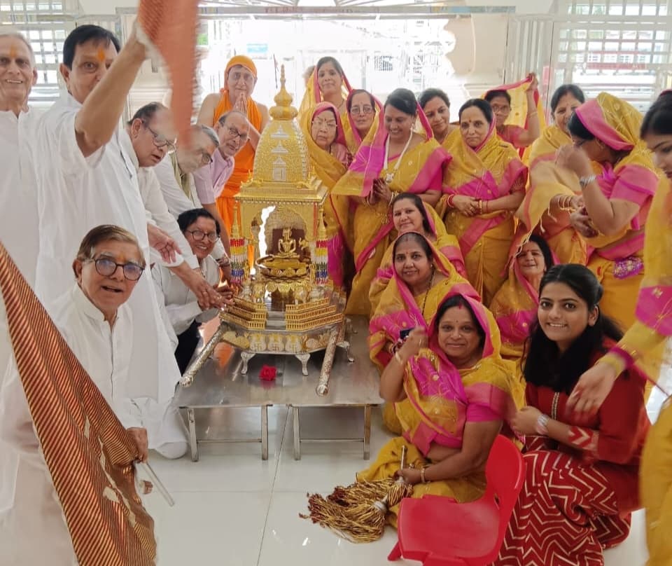 जयंती पर भगवान महावीर को सिंहासन पर बैठाकर निकाली प्रभातफेरी