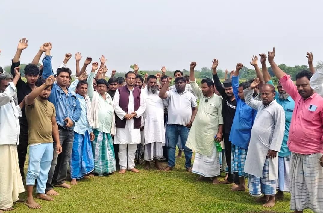 कब्रिस्तान पर ट्रैक्टर चलाने से लोगों में आक्रोश, कार्रवाई की मांग