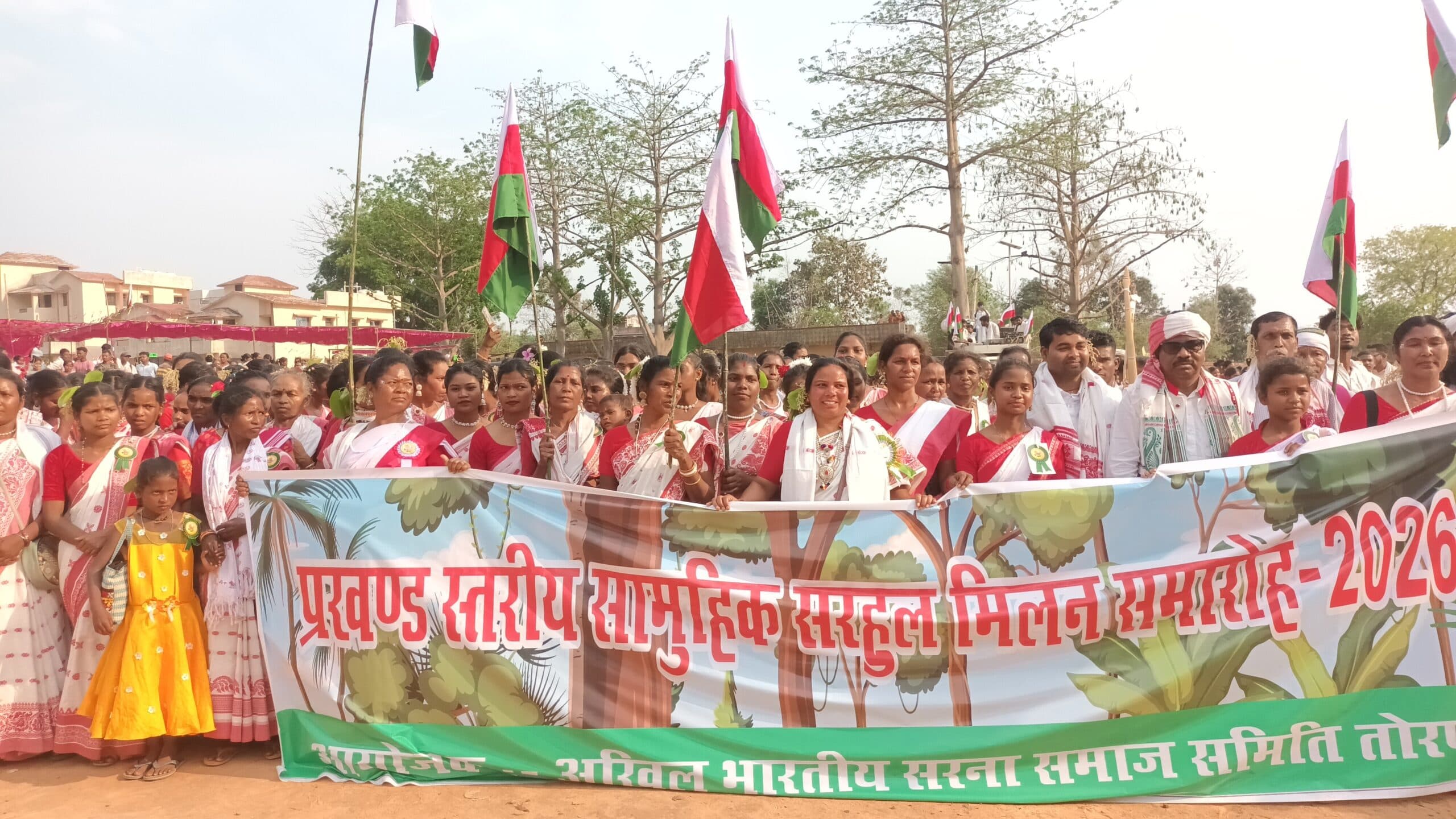 सरहुल पर निकली शोभायात्रा, मांदर की थाप पर झूमे लोग