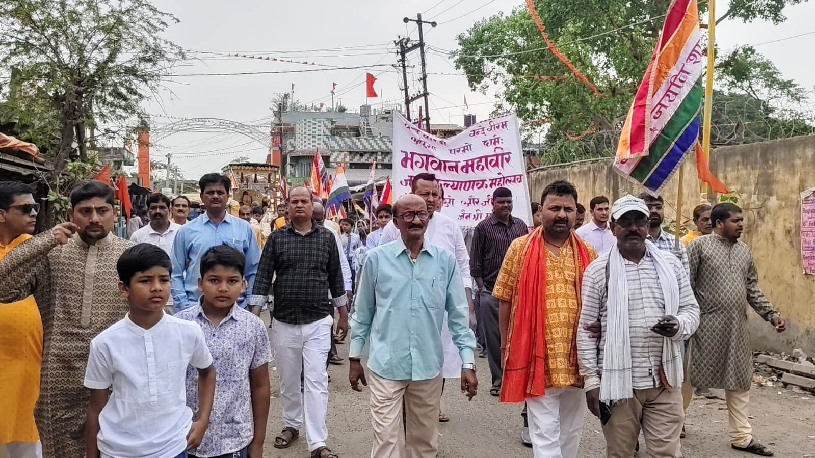 भगवान महावीर जयंती के अवसर पर निकाली गयी शोभायात्रा