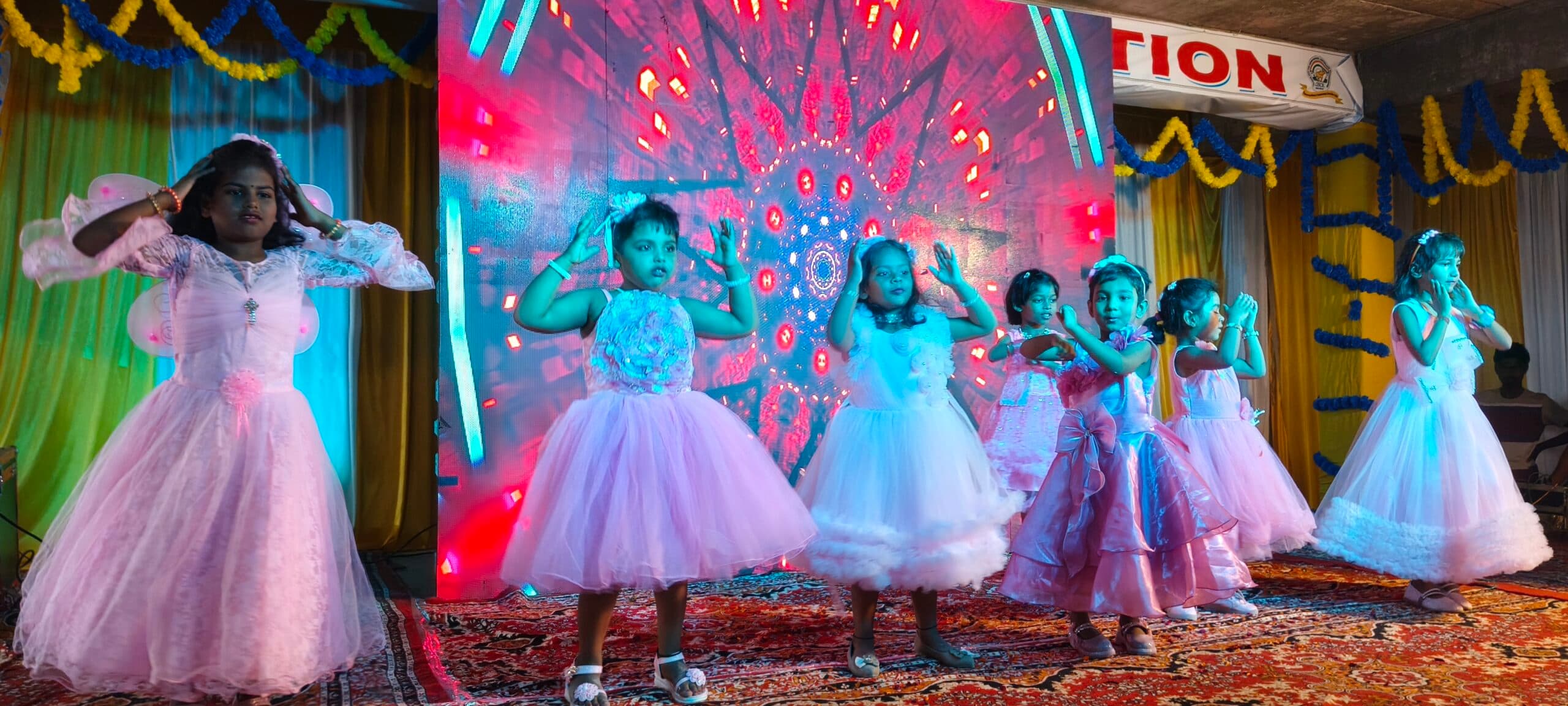 लीड… रंगारंग प्रस्तुतियों से जूनियर विंग के बच्चों ने जीता दिल