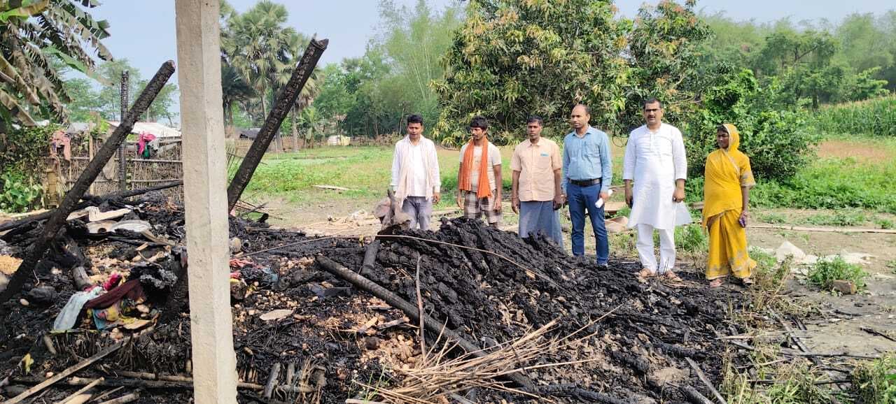 बरेटा विजय टोला में अगलगी की घटना में दो घर जलकर राख
