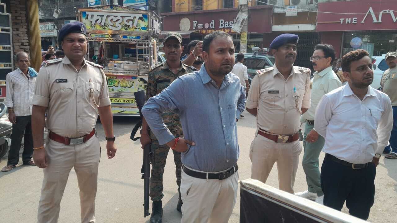 एलपीजी संकट : सदर एसडीओ ने शहर के मिठाई दुकान व रेस्टोरेंटों में की छापेमारी, 13 गैस सिलिंडर जब्त