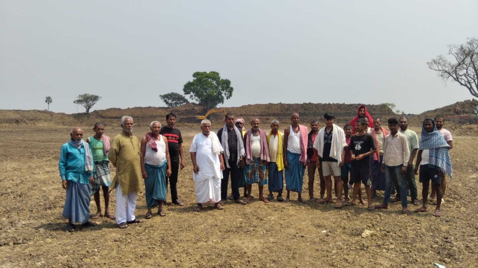 फुलवासा पोखर की खुदाई कार्य में मनमानी को लेकर आक्रोशित किसानों ने किया प्रदर्शन