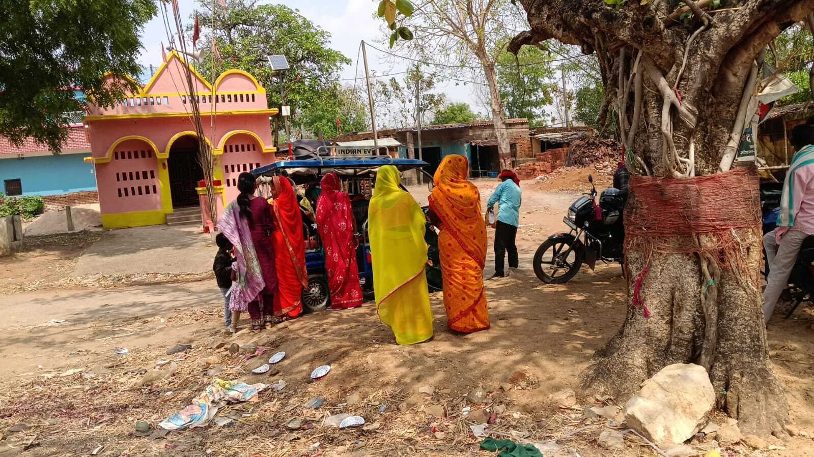 देवीपुर: आधुनिक युग में भी वृक्ष के नीचे होती है देखा-देखी की रस्म