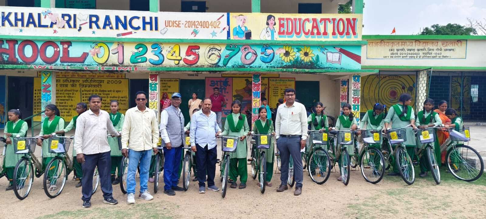 खलारी में 71 छात्र-छात्राओं के बीच साइकिल वितरण