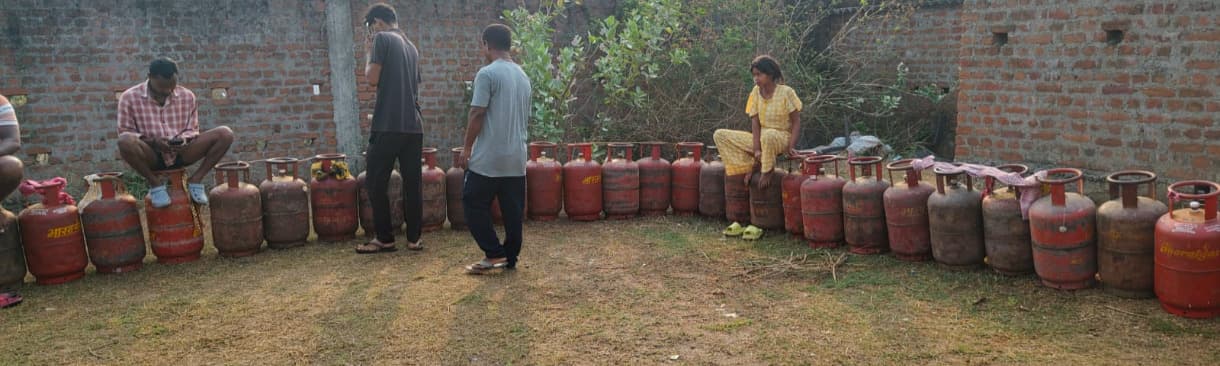 सिल्ली में रसोई गैस की किल्लत, लगी लंबी लाइनें