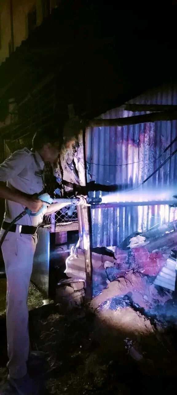 Deoghar news : होटल में देर रात शॉर्ट सर्किट से लगी आग, अफरातफरी के बीच कई सामान जले