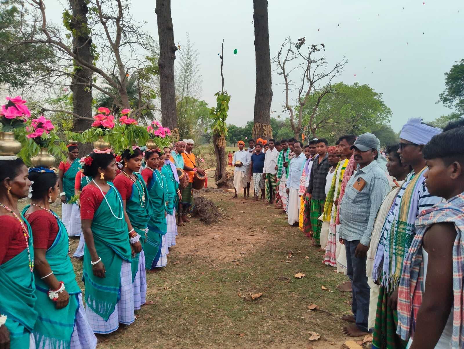 पुतुलजोड़ गांव में धूमधाम से की गयी माअ मोड़े पूजा