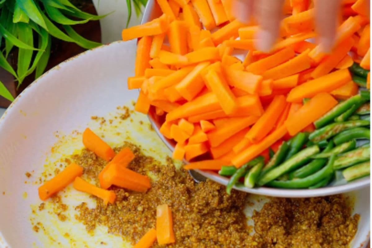 gajar hari mirch with spices