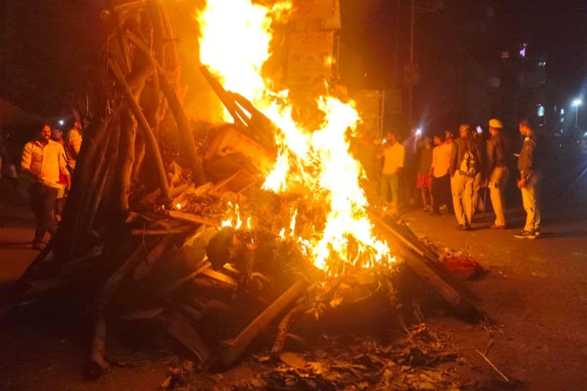 बिहार में शुभ मुहूर्त में हुआ होलिका दहन, आधी रात पुलिस और फायर ब्रिगेड की टीम रही अलर्ट