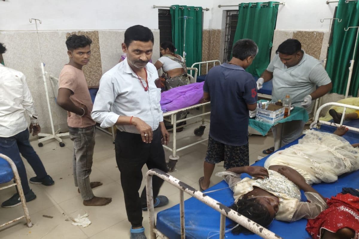 हंटरगंज में भीषण सड़क हादसा, ट्रैक्टर टक्कर से 30 श्रद्धालु घायल, कई की हालत गंभीर