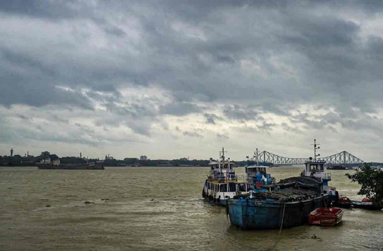 Bengal Weather: बंगाल में बारिश और तूफान की संभावना, कोलकाता का मौसम सुहाना