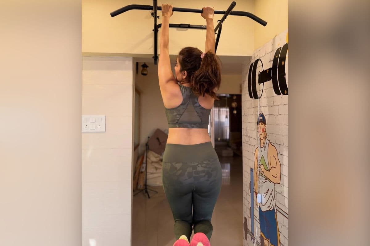 monalisa on pull up bar