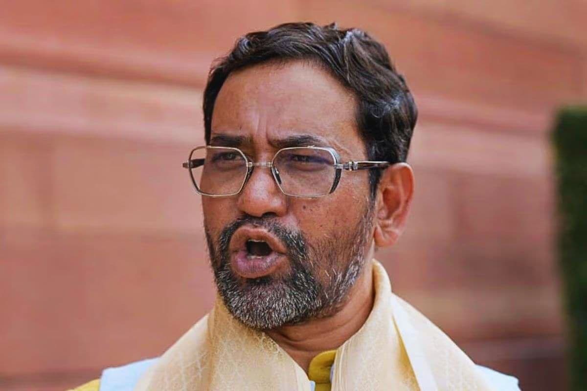 पटना में निरहुआ ने खेसारी को दिया करारा जवाब, पवन सिंह पर बोले- उन्हें BJP देगी बड़ी जिम्मेदारी