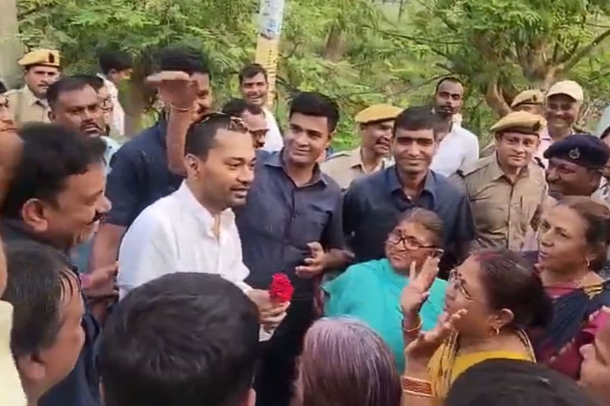 कल्याण बिगहा में निशांत कुमार को मिला गुलाब का फूल, बोलीं महिलाएं- परिवार बढ़ाइए