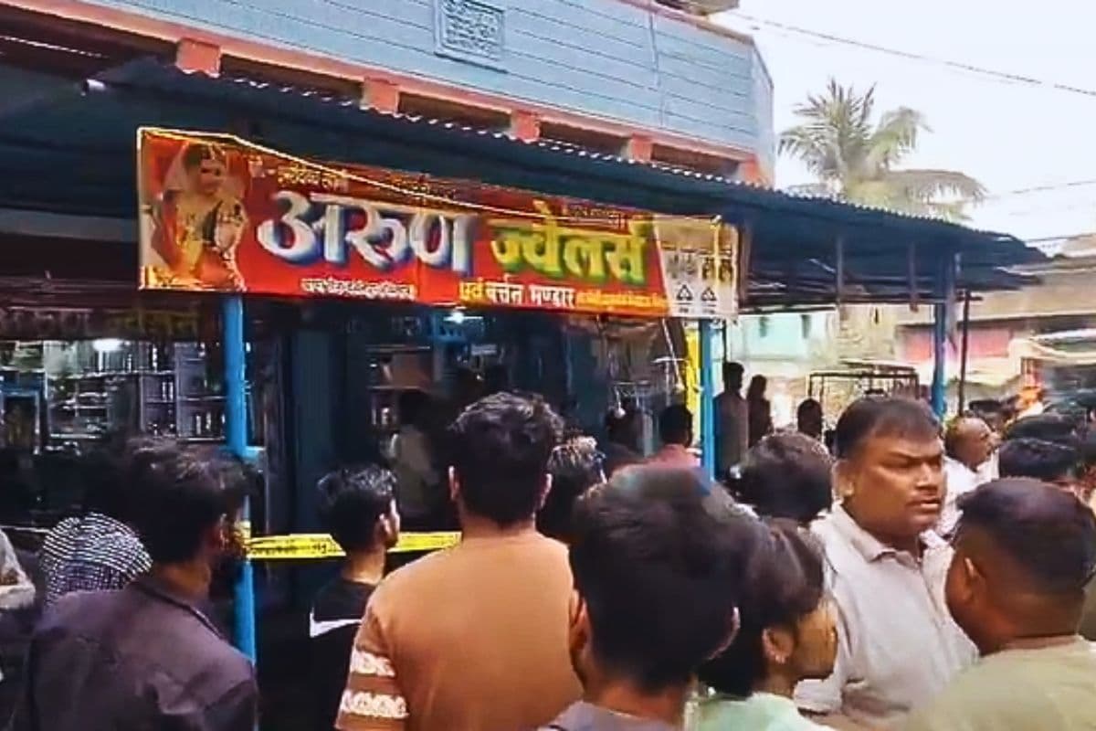 सीवान में दिनदहाड़े ज्वेलरी दुकान में लूट, हथियारबंद बदमाशों ने फायरिंग कर लाखों के गहने उड़ाए