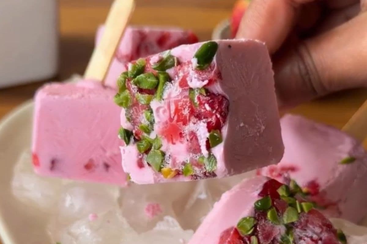 बिना चीनी घर पर आसानी से बनाएं स्ट्रॉबेरी आइसक्रीम, निकिता वर्मा ने शेयर की रेसिपी