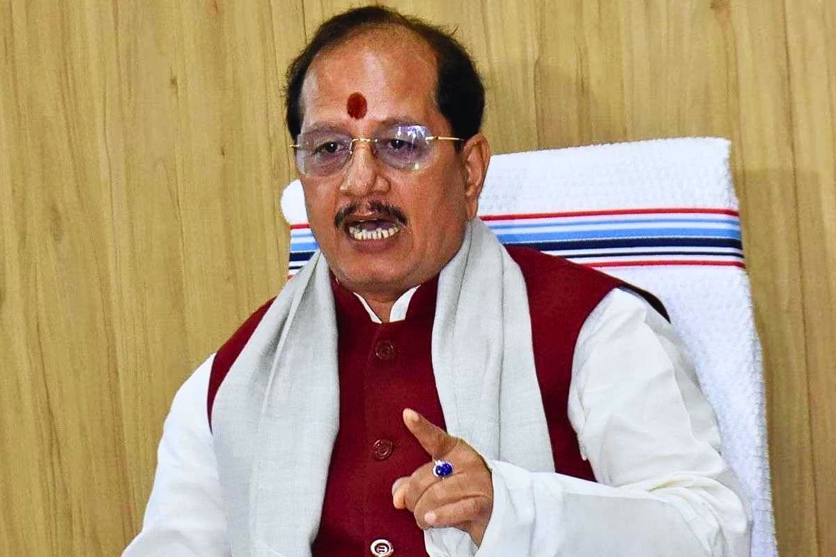 विजय सिन्हा का राजद और कांग्रेस पर हमला, बोले- RJD अपने ही विधायकों को होटल में बंधुआ मजदूर की तरह रखती है