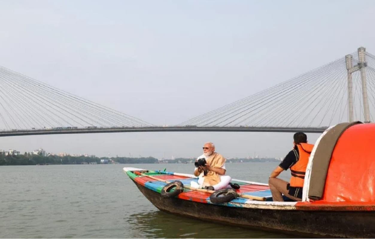 कैमरे लेकर हुगली में सैर करते दिखे नरेंद्र मोदी, सुबह-सुबह आम लोगों से की बात