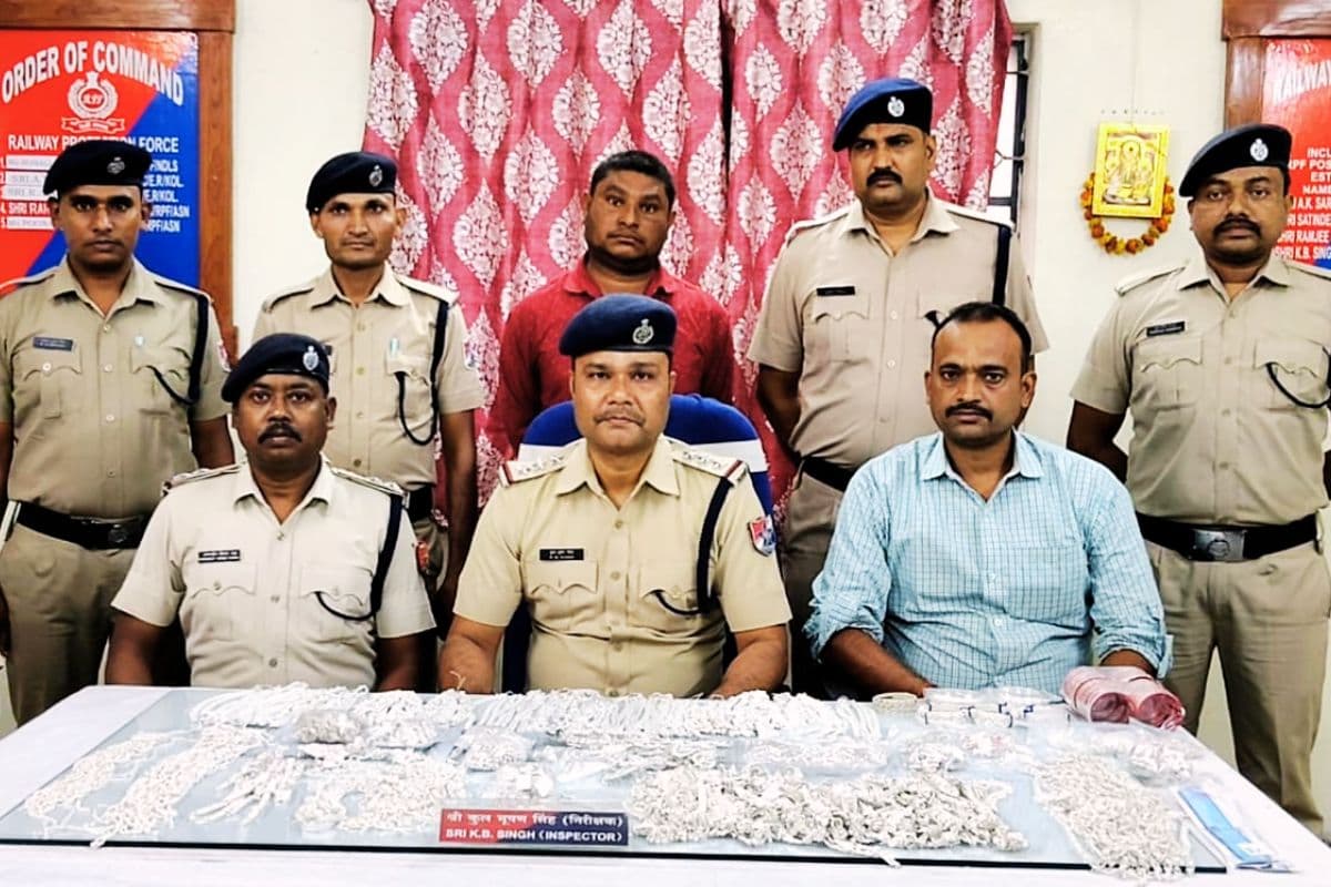 बंगाल चुनाव 2026 से पहले RPF की कार्रवाई, 14 किलो चांदी के गहनों के साथ एक धराया