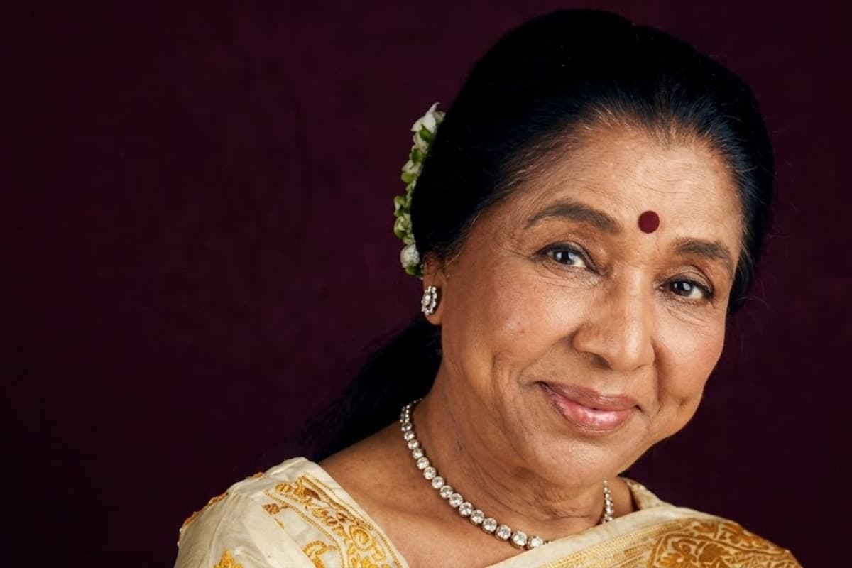 Asha Bhosle: सुरों की रानी को आखिरी विदाई, घर के बाहर उमड़ा जनसैलाब