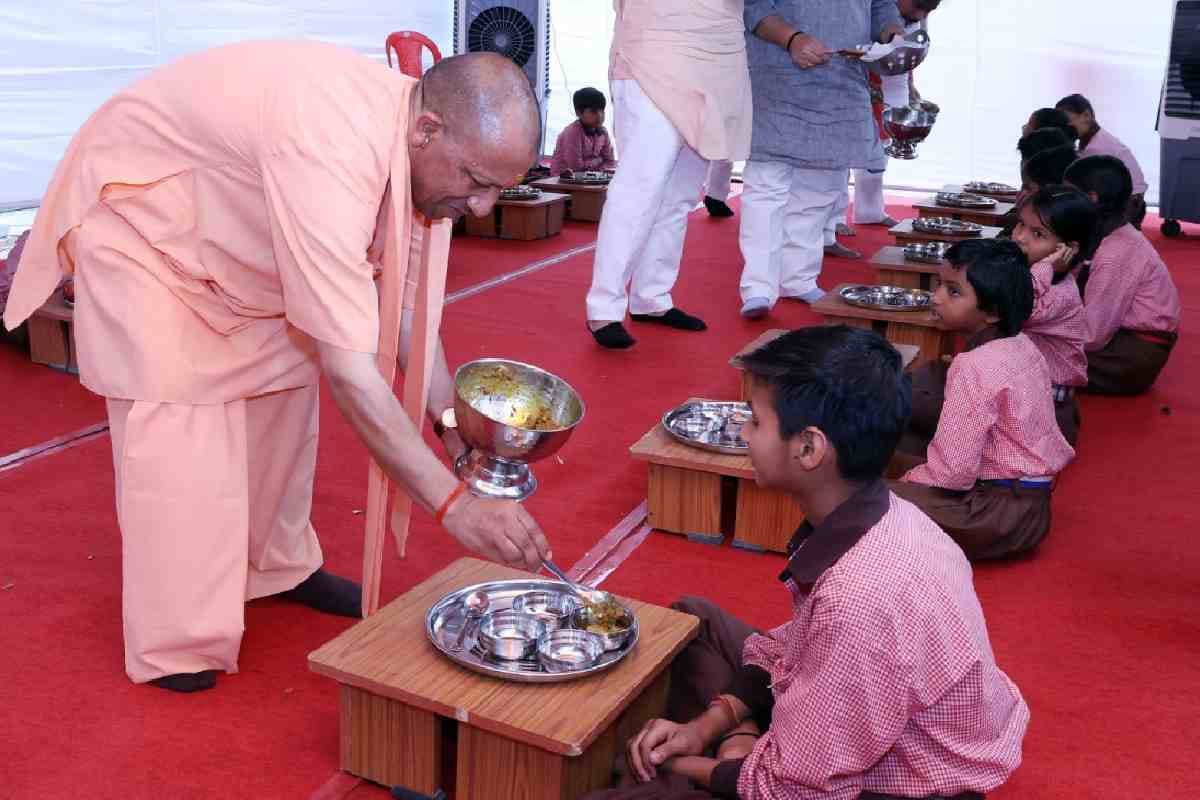 सीएम योगी ने परोसा मिड-डे मील, बच्चों से कहा- रोज स्कूल आना