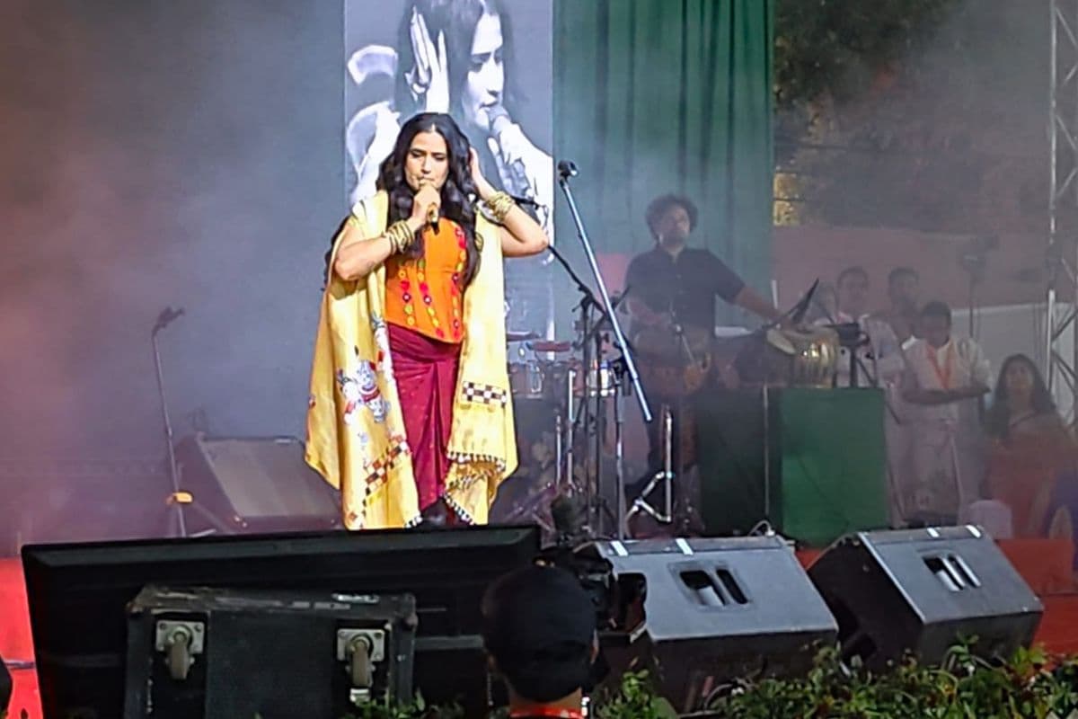 सरायकेला में सोना महापात्र का ‘मैजिक’: ‘रंगवती’ की धुन पर झूमा पूरा शहर, जोहार झारखंड कहकर जीता दिल