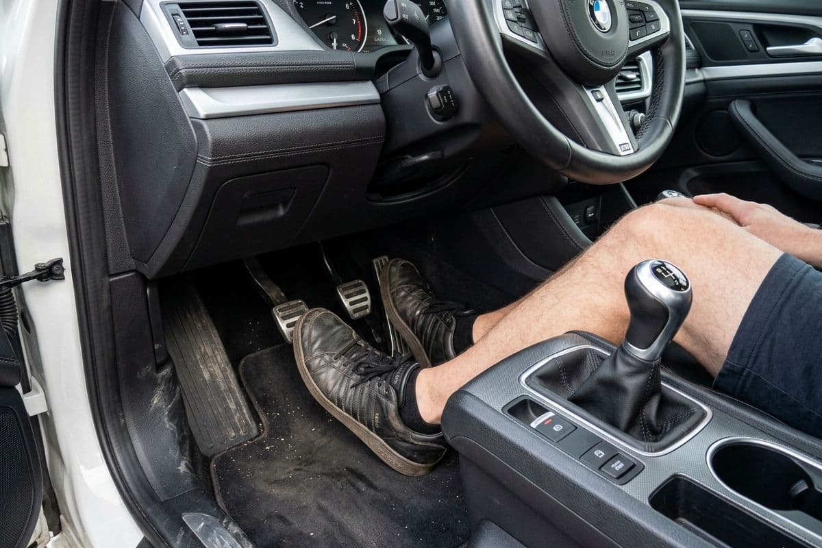 ड्राइविंग के ये छोटे-छोटे बदलाव आपकी क्लच और गियरबॉक्स को सालों तक टिकाएंगे, फौरन कर लें नोट