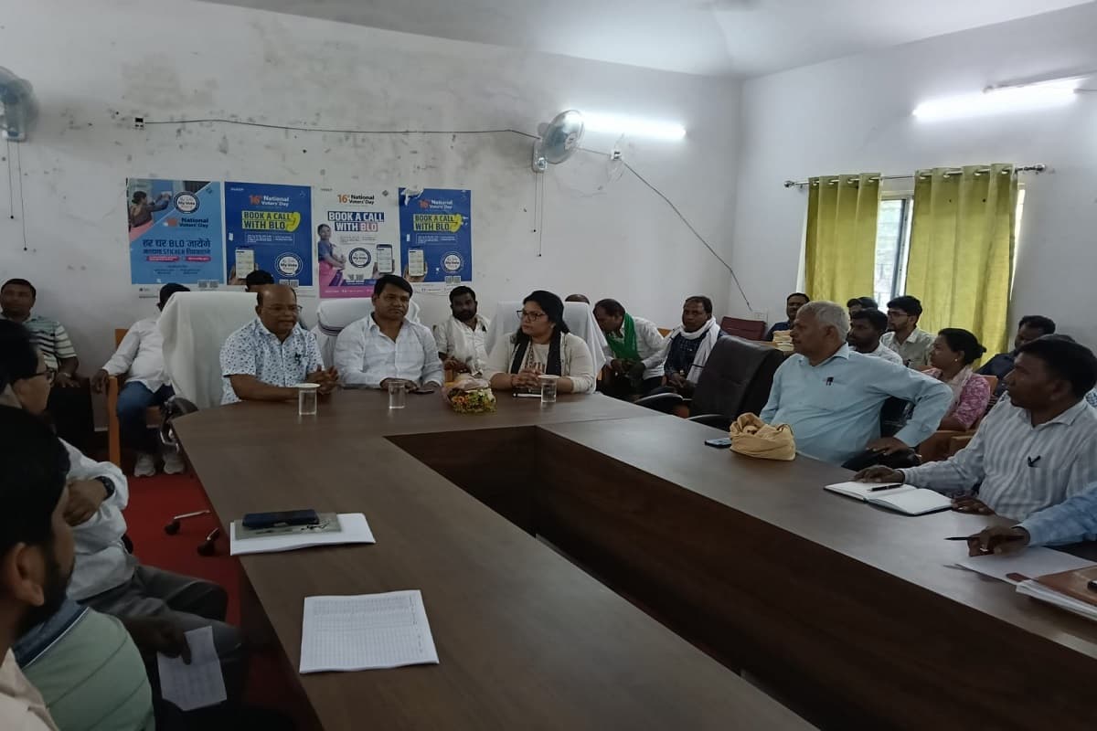 गर्मी के मौसम में दुमका के रानीश्वर में नहीं कटेगी बिजली, विधायक ने पदाधिकारियों को दिए निर्देश