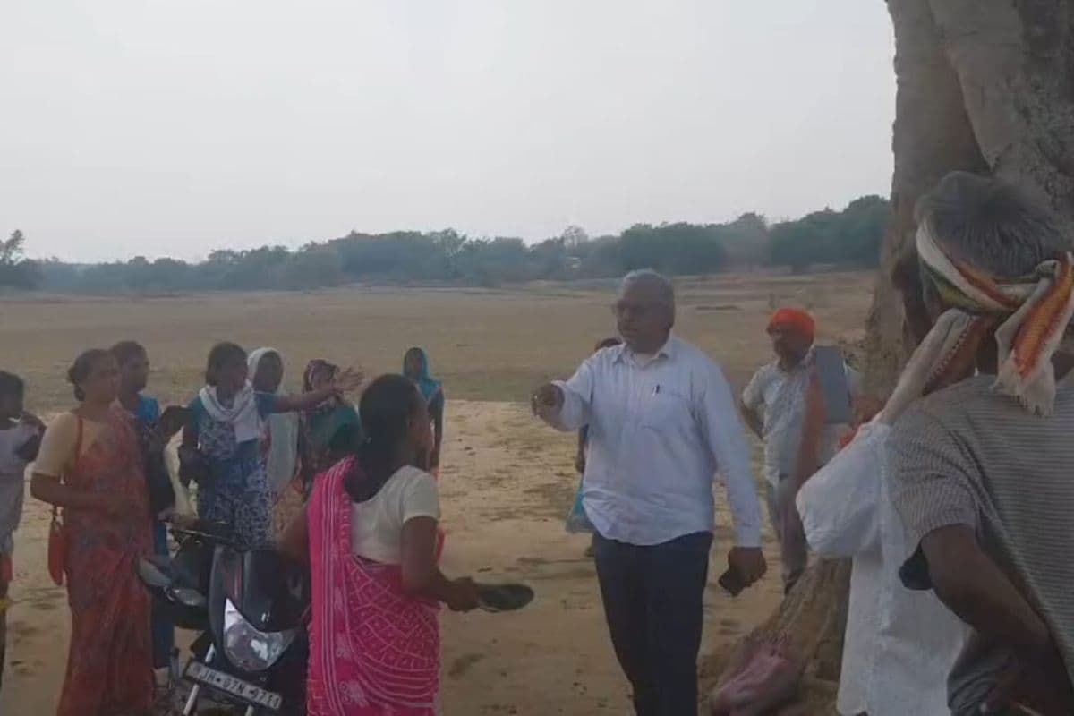 गुमला में बवाल: विवादित जमीन मापी के दौरान अंचल कर्मी को दौड़ा-दौड़ा कर पीटा, नहीं हो पाया सीमांकन