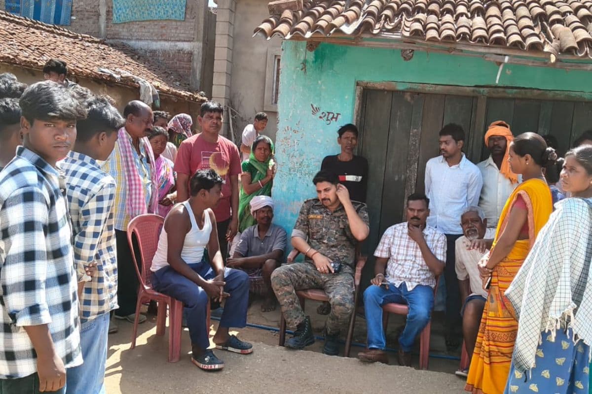 अंधविश्वास और क्राइम के खिलाफ गुमला के घाघरा में ‘हल्ला बोल’, मुखिया और पुलिस ने ग्रामीणों को सिखाए सुरक्षा के गुर
