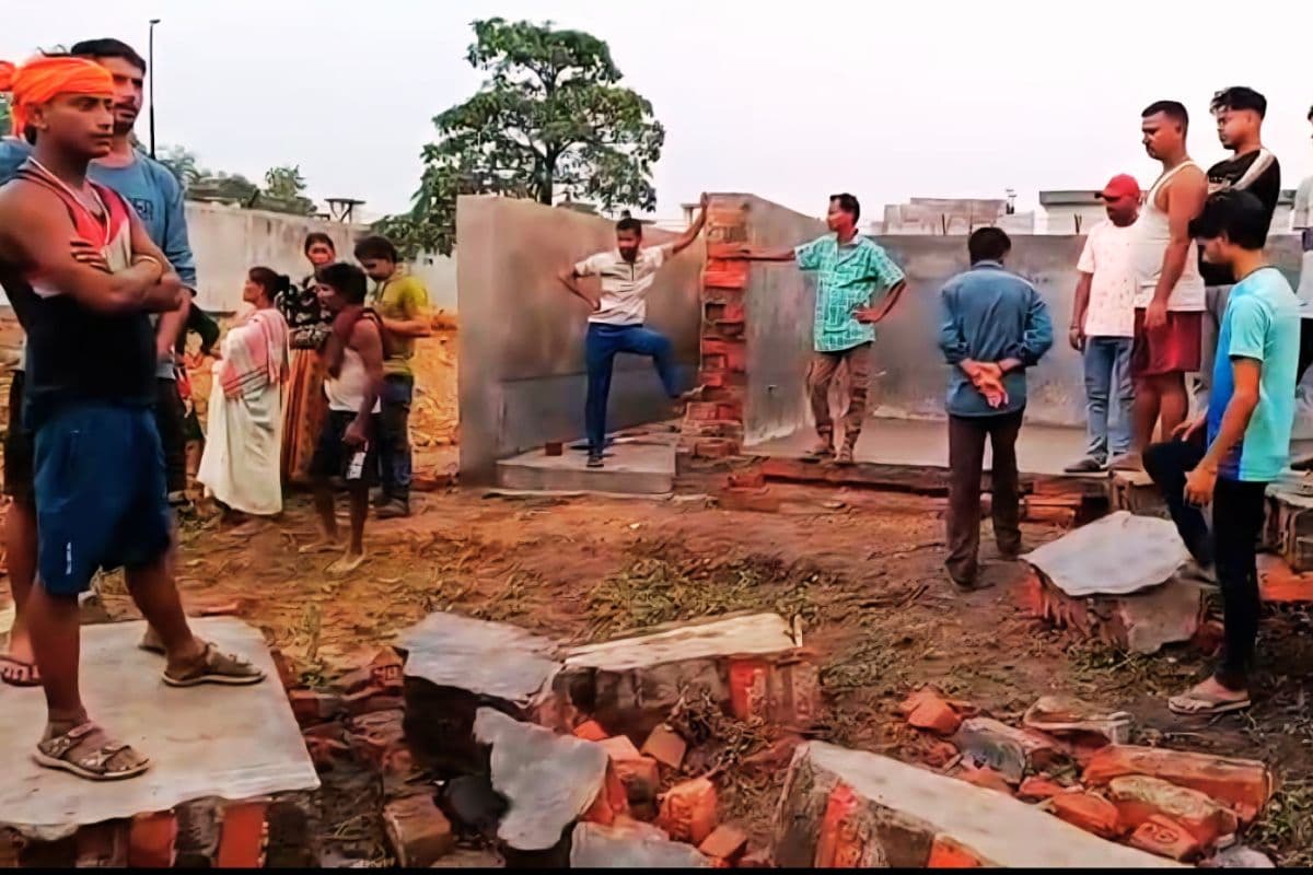 जामुड़िया में ECL के नये जलाशय की दीवार गिरी, मलबे में दबकर 2 युवकों की मौत, मासूम की हालत नाजुक