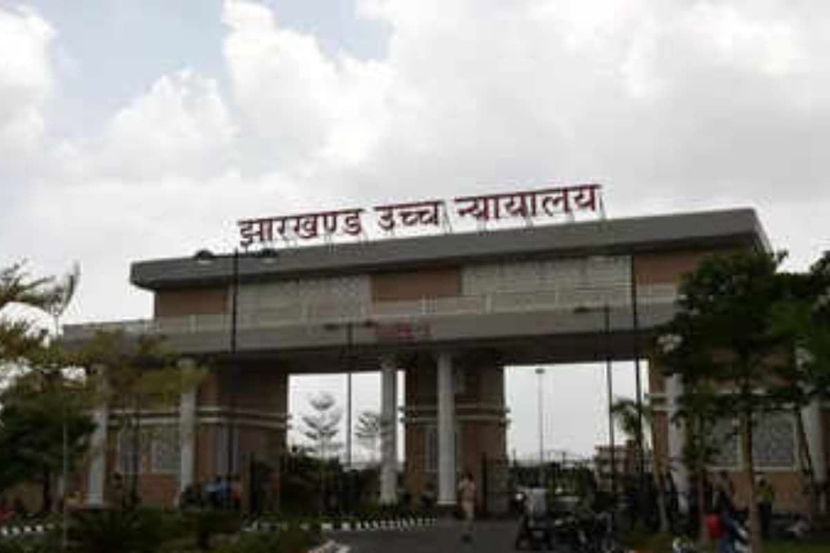 पुलिस अधिकारियों को झारखंड हाईकोर्ट की फटकार: “अगर कार्रवाई करनी है तो जांच बिठाएं, तबादले के बहाने दंड न दें