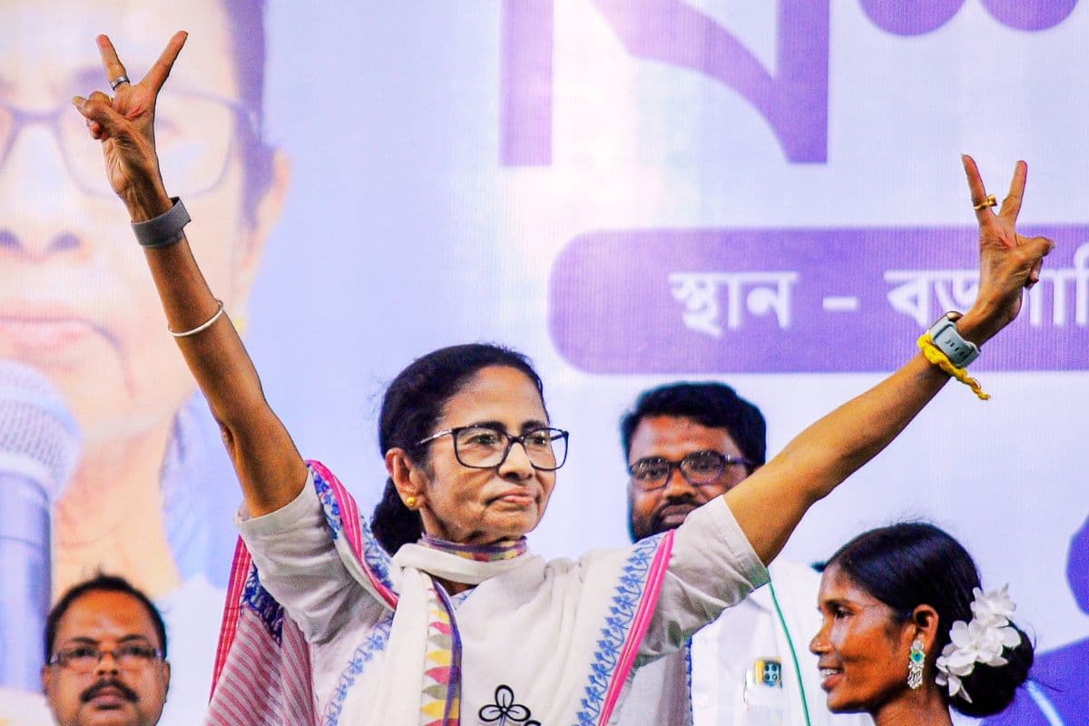 बंगाल चुनाव 2026: हावड़ा में बोलीं ममता बनर्जी- कोई वोट देने से रोके तो झाड़ू उठा लें