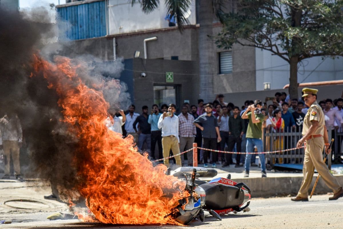 सैलरी बढ़ाने को लेकर नोएडा में बवाल: प्रदर्शनकारी हुए उग्र, कई वाहनों को फूंका, देखें VIDEO