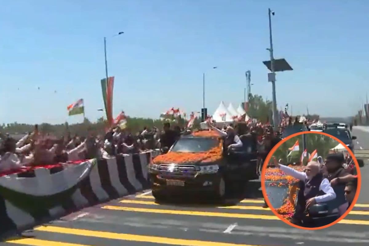 Video: मोदी-मोदी के नारे लगा रहे थे लोग, गाड़ी से बाहर निकलकर पीएम ने हिलाया हाथ