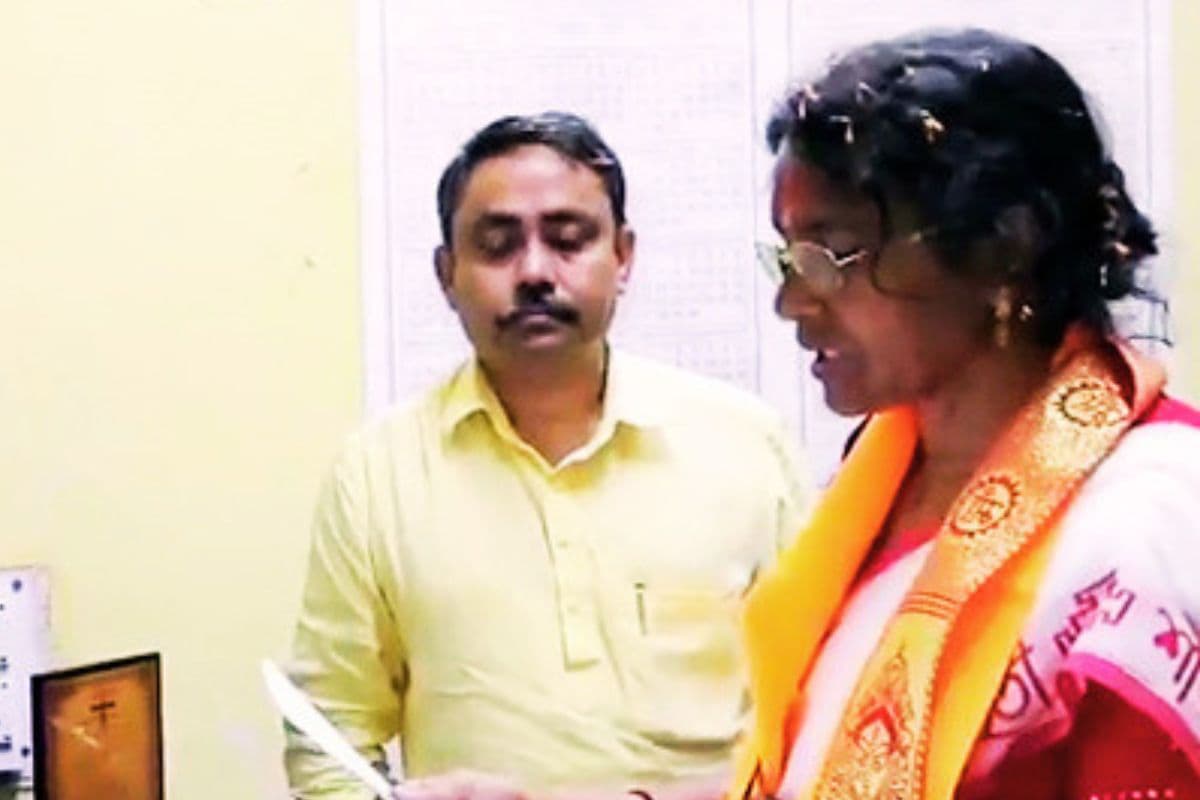 आरजी कर पीड़िता की मां के नॉमिनेशन में स्मृति ईरानी, रत्ना बोलीं- बेटी को न्याय दिलाने और TMC सरकार को उखाड़ने के लिए उतरी हूं मैदान में