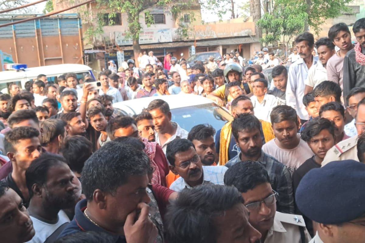 रामगढ़ में बड़ी लूट: पिस्टल तानकर लूटे 1 करोड़ से अधिक के आभूषण, भाग रहे दो अपराधियों को पब्लिक ने पकड़ा