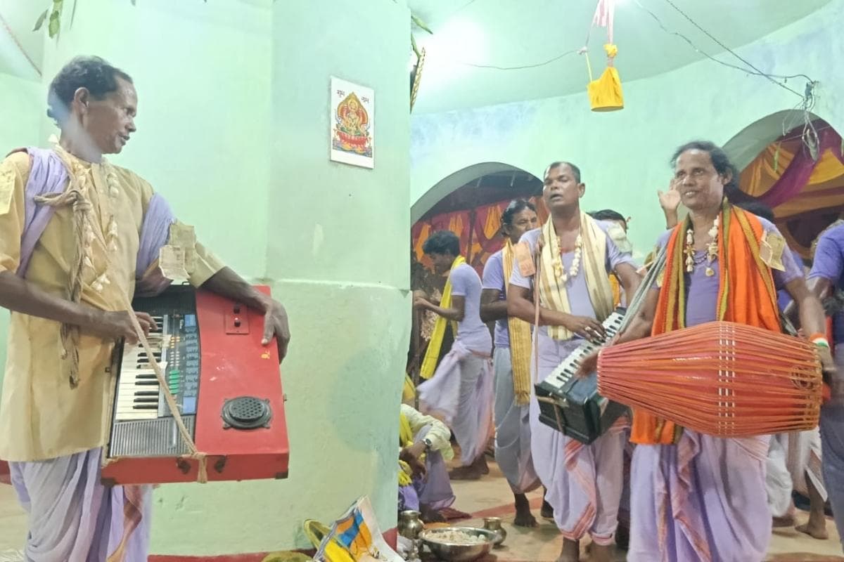 सरायकेला खरसावां में धूलोट और महाप्रसाद के साथ संपन्न हुआ अखंड हरि नाम यज्ञ, उमड़ी श्रद्धालुओं की भीड़