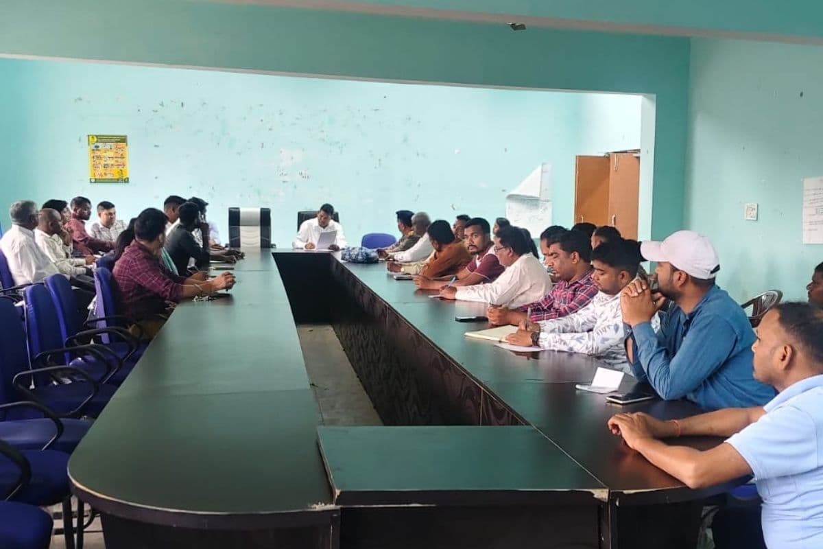 सरायकेला के कोमाय में जनता दरबार की तैयारी तेज, बीडीओ ने की समीक्षा बैठक