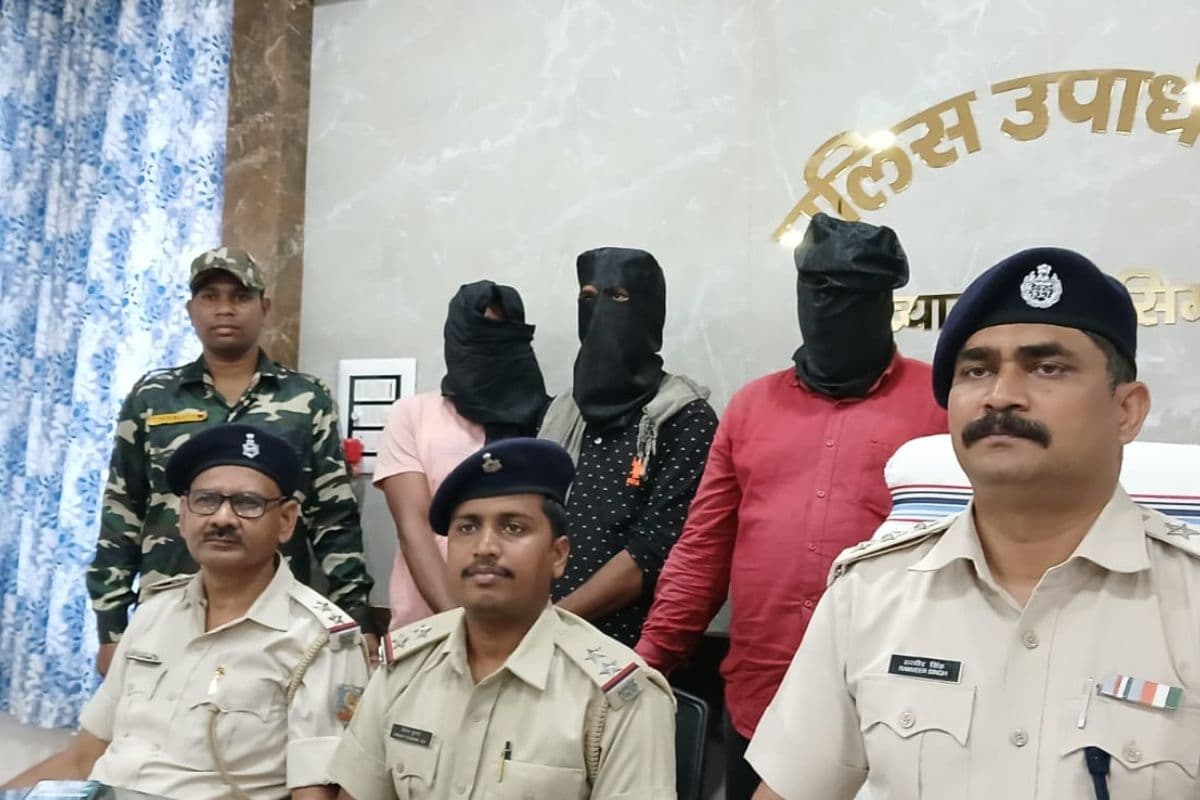 सिमडेगा में पशु तस्करी का बड़ा खेल नाकाम: पुलिस ने 3 तस्करों को दबोचा, पिकअप छोड़ अंधेरे में भागे साथी