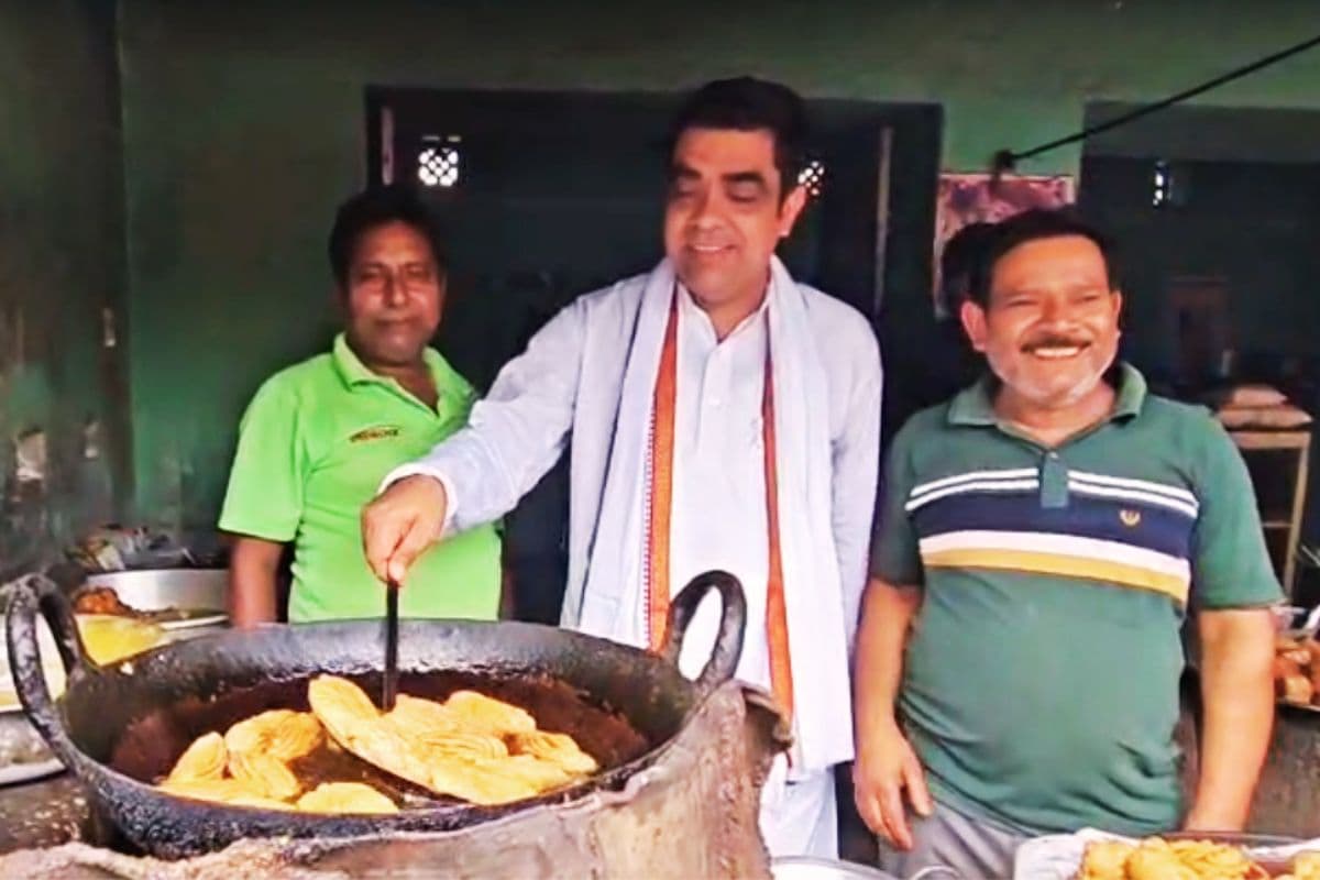 प्रचार का अनोखा अंदाज : पुरुलिया के काशीपुर में हलवाई बने टीएमसी सौमेन बेलथरिया, तला खाजा