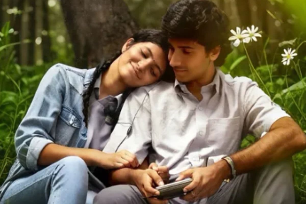 Tamil Romantic Comedies on OTT: पार्टनर के साथ क्यूट फिल्में देखनी हैं? ये लिस्ट आपके काम की है